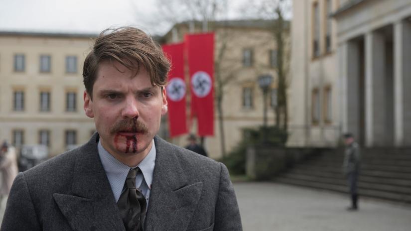 Alone in Berlin (Alone in Berlin) izlemek için tıklayınız.