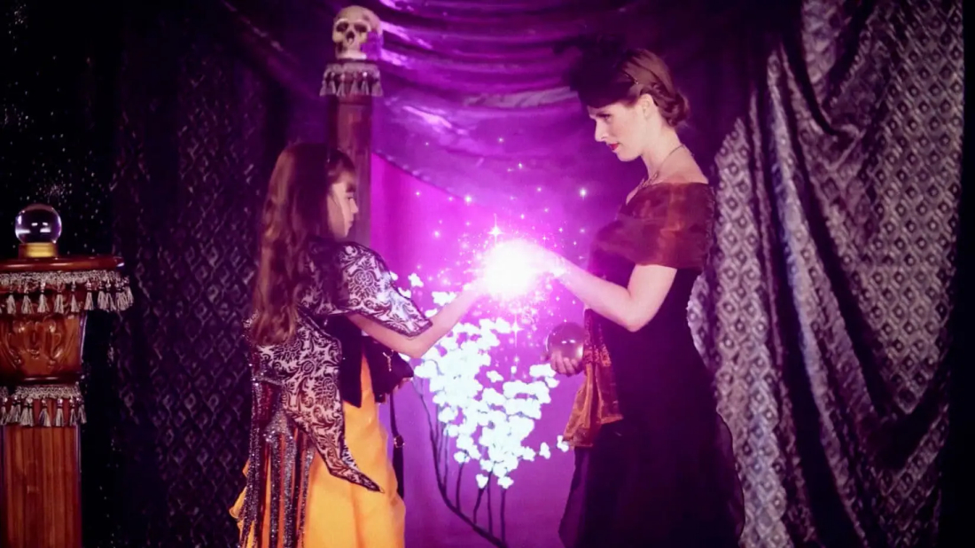 A Witches' Ball (A Witches' Ball) izlemek için tıklayınız.