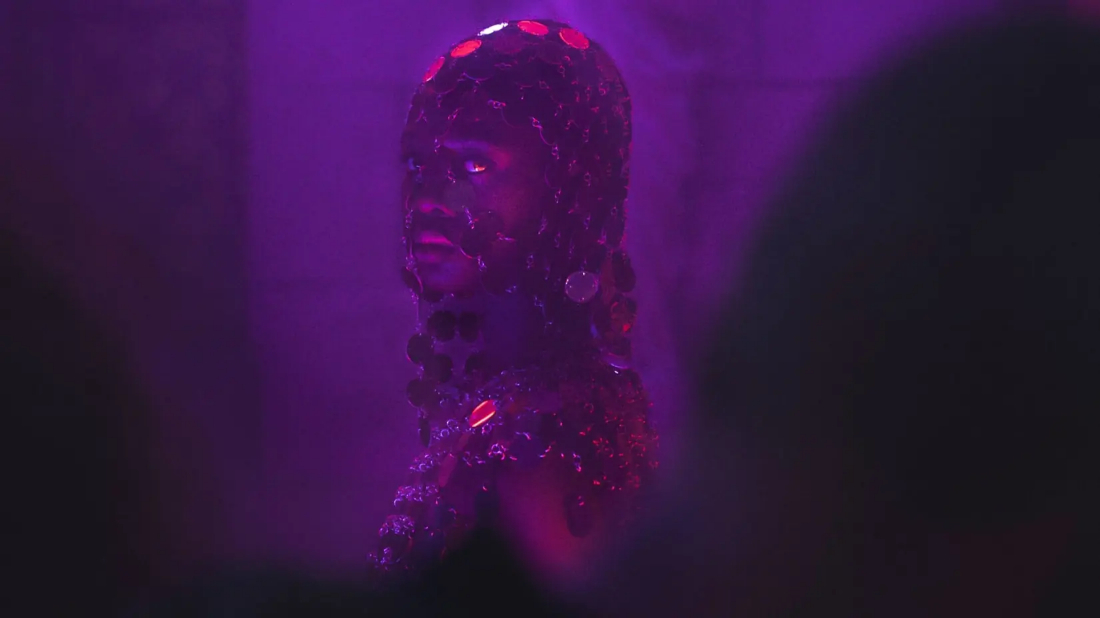 Disco Boy (Disco Boy) izlemek için tıklayınız.