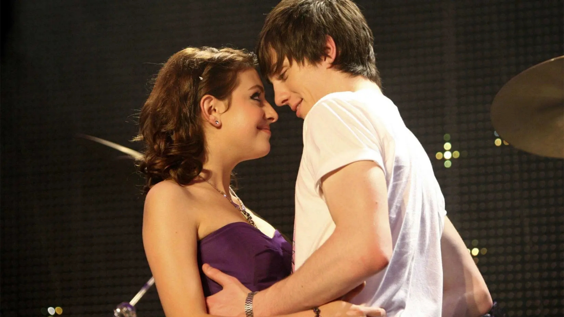 Angus, Thongs and Perfect Snogging (Angus, Thongs and Perfect Snogging) izlemek için tıklayınız.