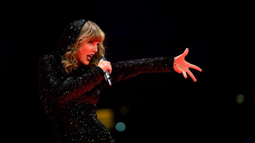 Taylor Swift: Reputation Stadium Tour (Taylor Swift: Reputation Stadium Tour) izlemek için tıklayınız.