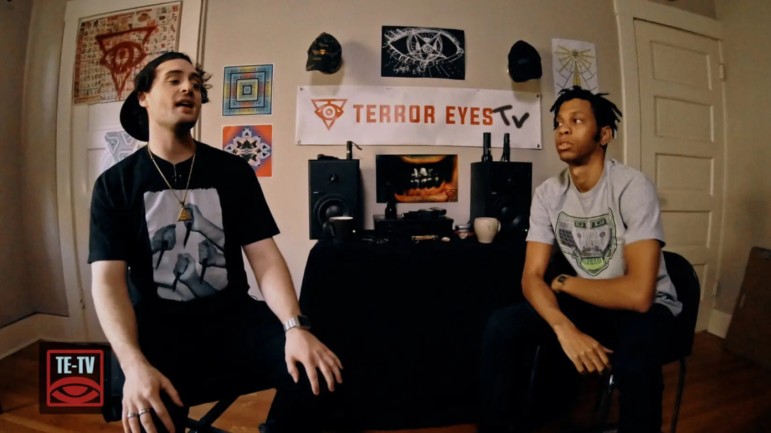 Terror Eyes (Terror Eyes) izlemek için tıklayınız.